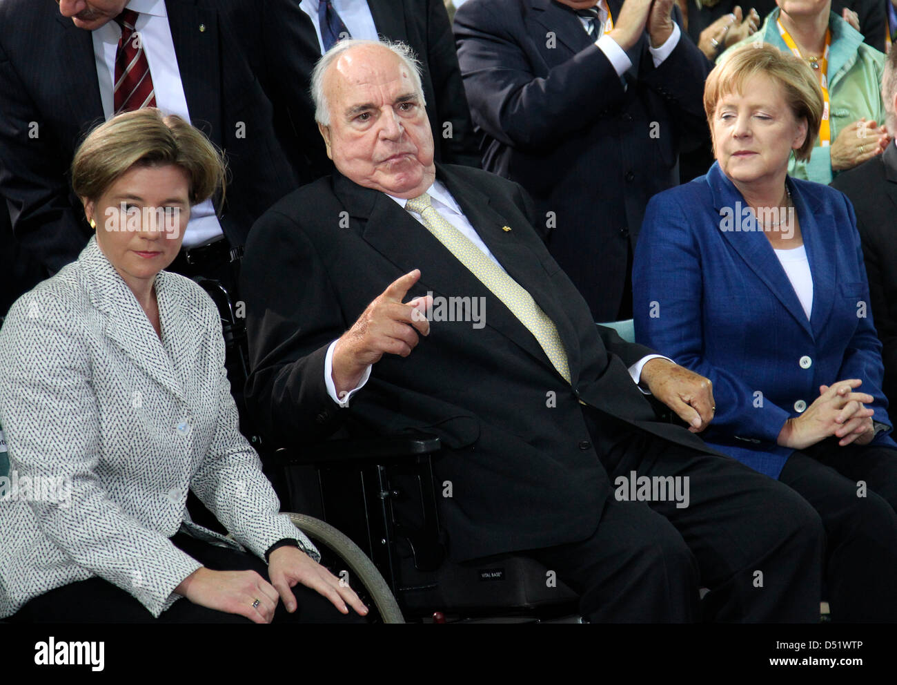 La chancelière allemande Angela Merkel (R), l'ancien chancelier Hemut Kohl (M) et sa femme Maike Kohl-Richter (L) à une réception au Palais à la Tour Radio de Berlin, Allemagne, 1 octobre 2010. Les chrétiens-démocrates rappellent la réunification de la convention du parti démocrate-chrétiens et de l'Allemagne de l'Ouest partie allemande de la partie qui a eu lieu il y a 20 ans à Hambourg, Germa Banque D'Images