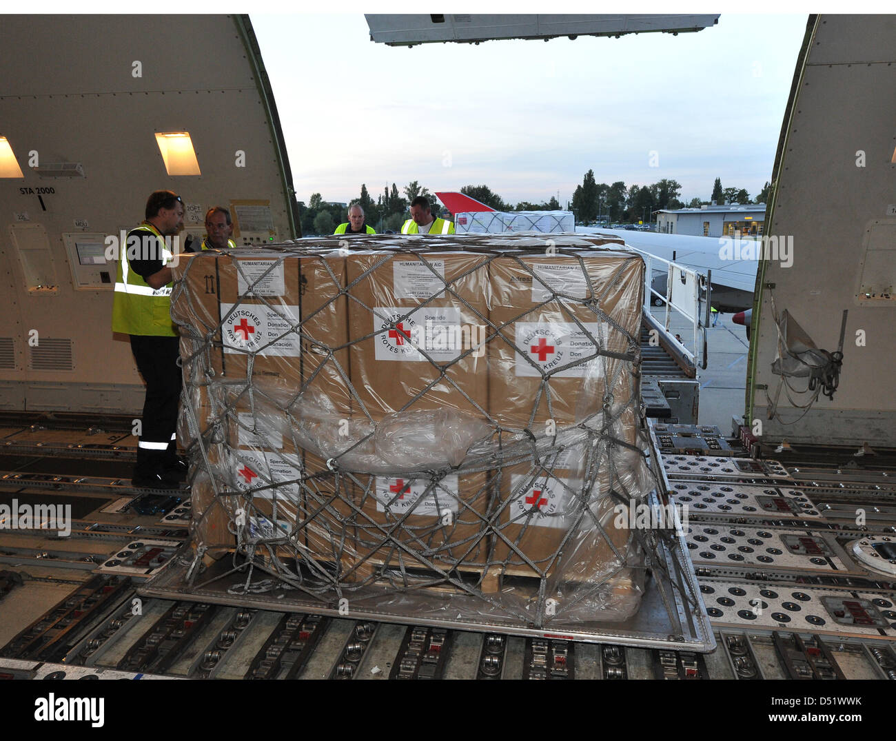 Supllies de secours pour les victimes de l'inondation au Pakistan sont chargés dans un Boeing 747 à proximité de l'Aéroport Schoenefeld de Berlin, Allemagne, 22 septembre 2010. La Croix-Rouge allemande Lire avec 77 tonnes de fournitures de secours sur l'jusqu'à présent plus grand vol de l'aide organisé par la Croix-Rouge allemande. Photo : Bernd Settnik Banque D'Images