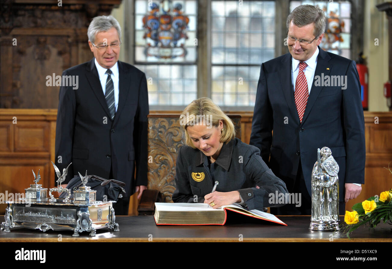 Die Frau von BundesprŠsident Christian Wulff (CDU), r,Bettina trŠgt zweigniederlassungen am Sonntag (03.10.2010) im Rathaus à Brême en das Goldene Buch der Stadt ein wŠhrend BŸrgermeister Bšhrnsen Bremens Jens (l,SPD) zu schauen. Bremen ist der Maisson JubilŠumsfeiern, weil es des zurzeit den Vorsitz im Bundesrat hat. Foto : Carmen Jaspersen dpa/lni Banque D'Images