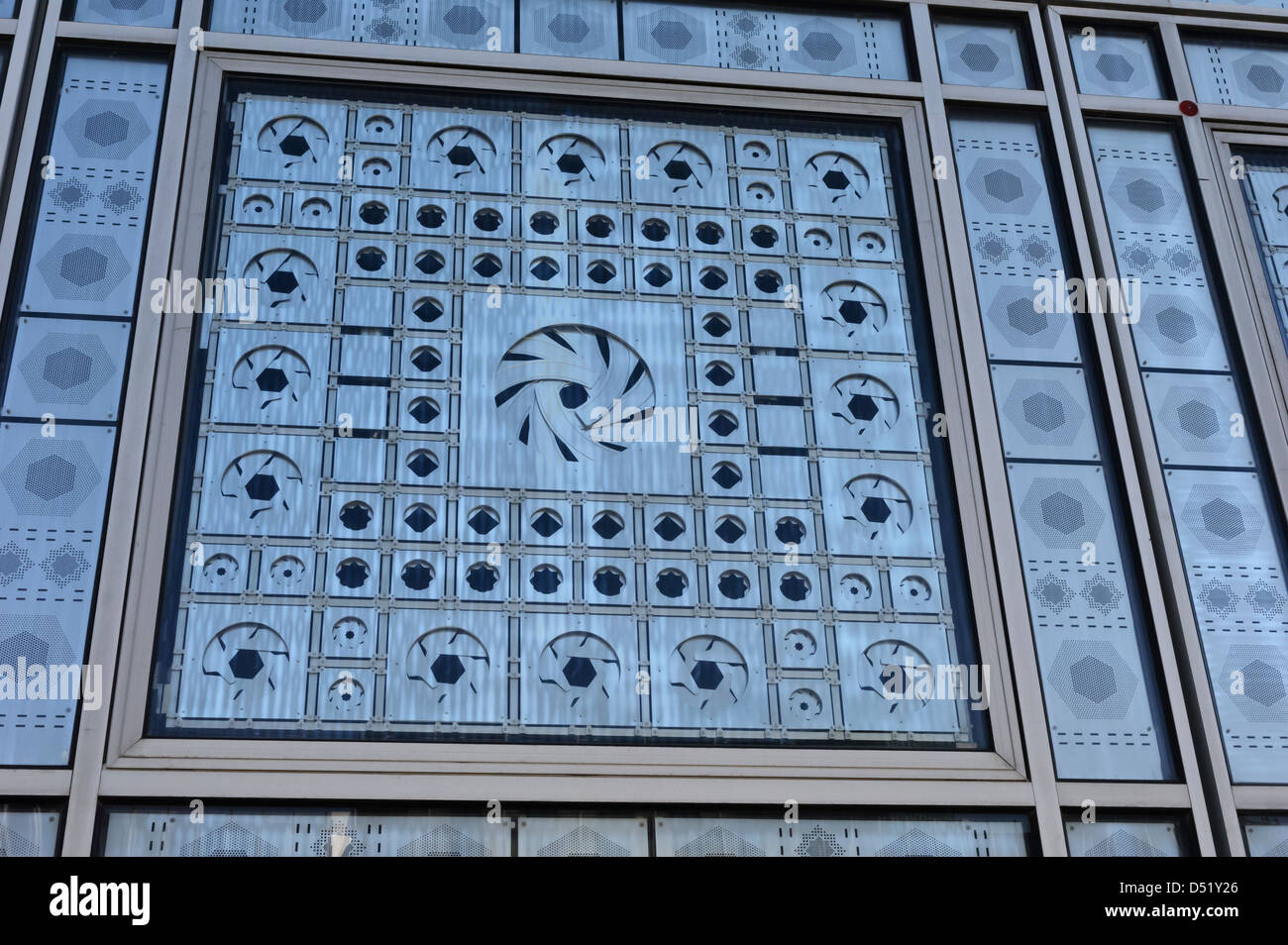 Fenêtre moderne design à l'Institut du Monde Arabe (Institut du Monde Arabe), Paris, France. Banque D'Images
