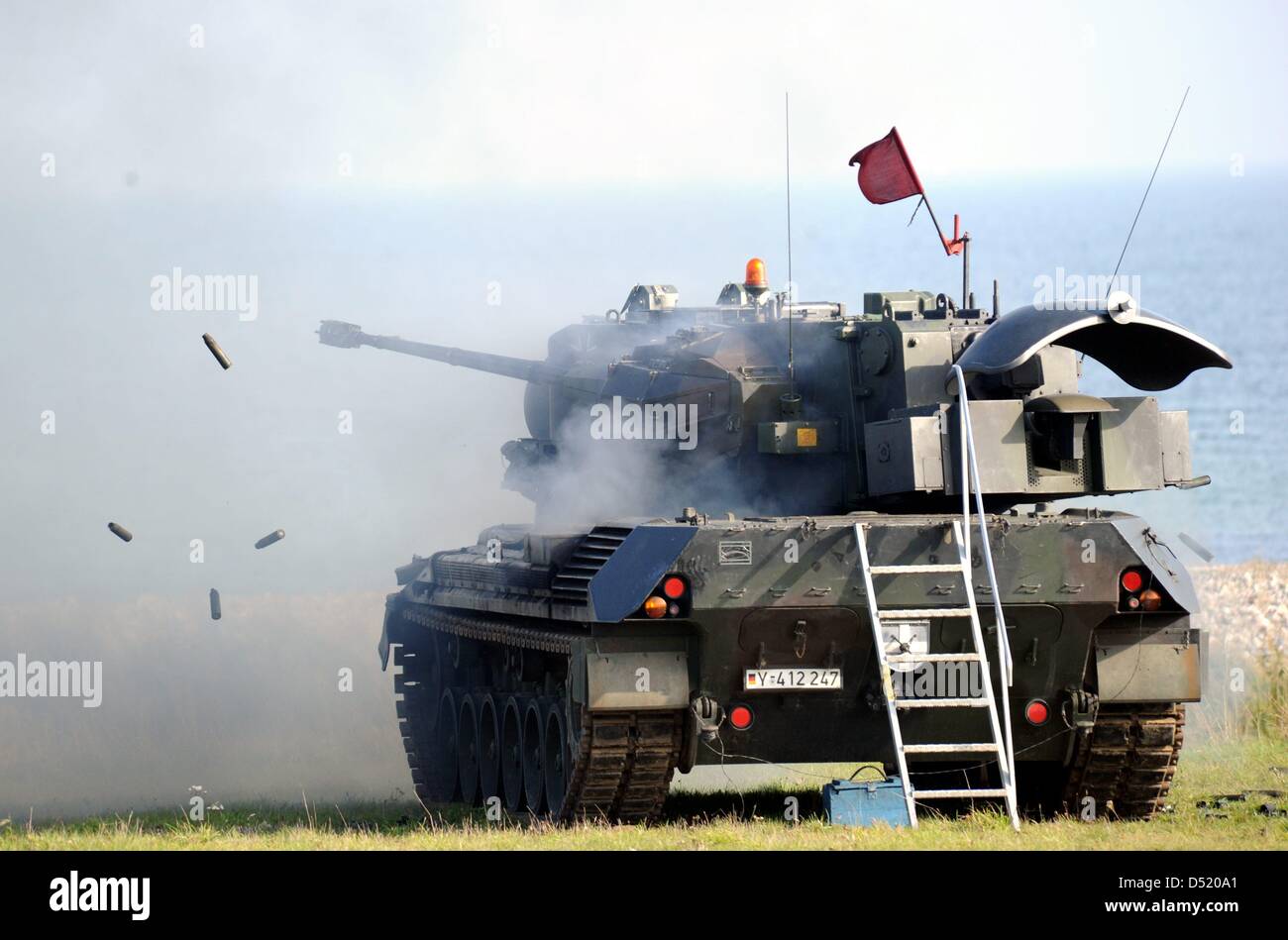 Un réservoir anti-aériens du modèle Gepart tire sur un bourdon à un champ de tir en Allemagne, Todendorf, 06 octobre 2010. Le réservoir a été présenté au cours d'un symposium avec plus de 380 participants de plus de 60 pays. Le symposium predominatly traite des menaces découlant de roquettes, artillerie et motars. Photo : Carsten Rehder Banque D'Images