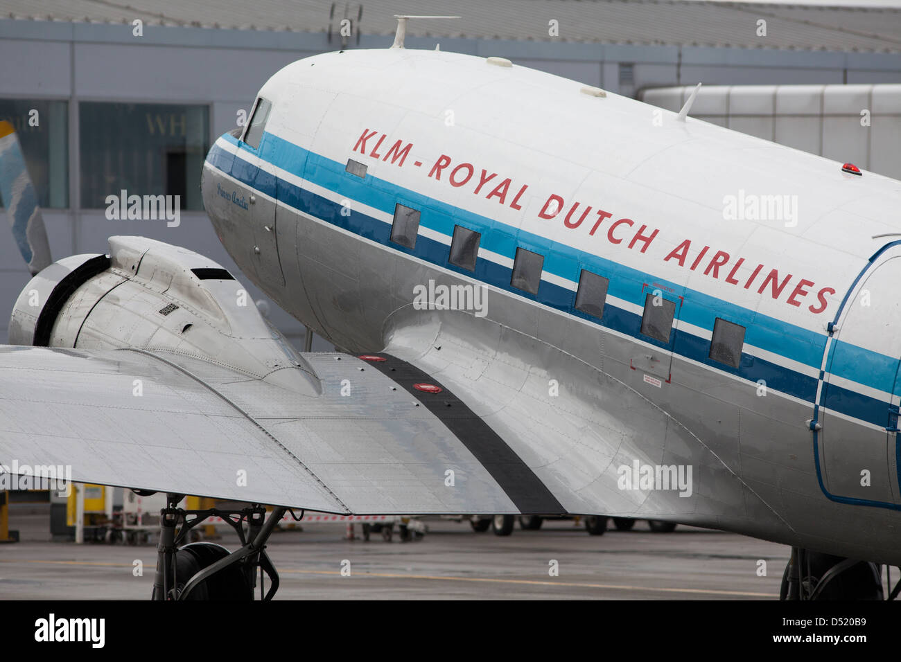 Un KLM Royal Dutch Airline twin turbopropulseur de prendre l'avion d'un aéroport écossais. Banque D'Images