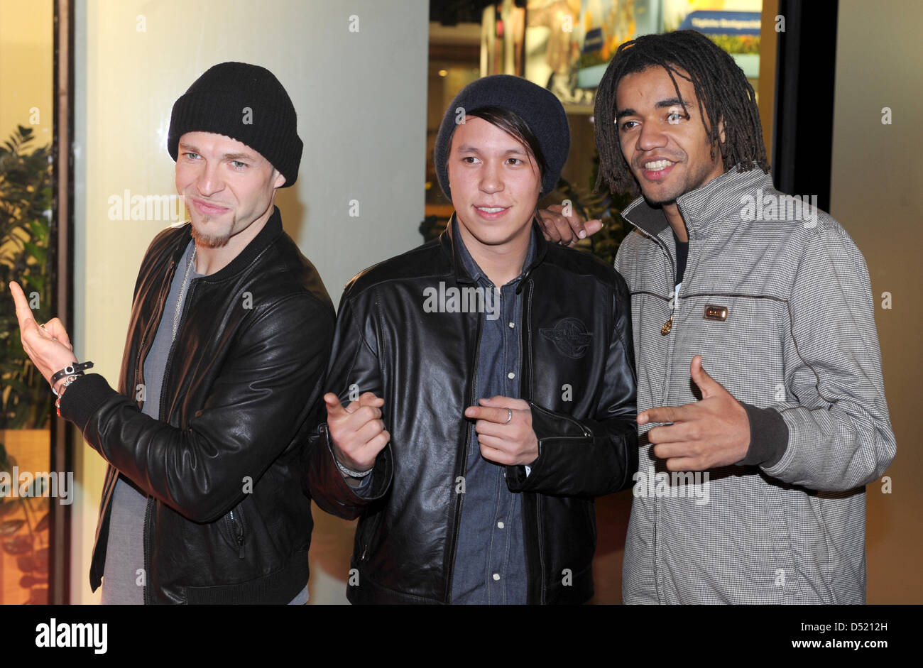 Les membres du groupe allemand Culcha Candela arrivent pour le 10e anniversaire de magazine FHM à Berlin, Allemagne, 07 octobre 2010. Photo : Soeren Stache Banque D'Images