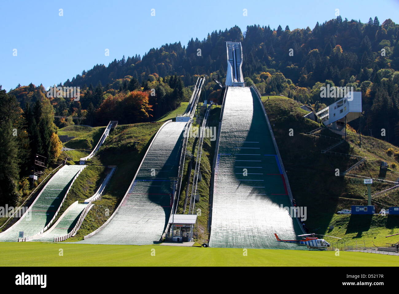 Vue des Jeux Olympiques le saut à ski hill (R) et d'autres tremplins de saut à ski pour la pratique à Garmisch-Partenkirchen, Allemagne, 07 octobre 2010. Les Championnats du Monde FIS de Ski Alpin ont lieu à Garmisch-Partenkirchen en février 2011. Photo : Stephan Jansen Banque D'Images