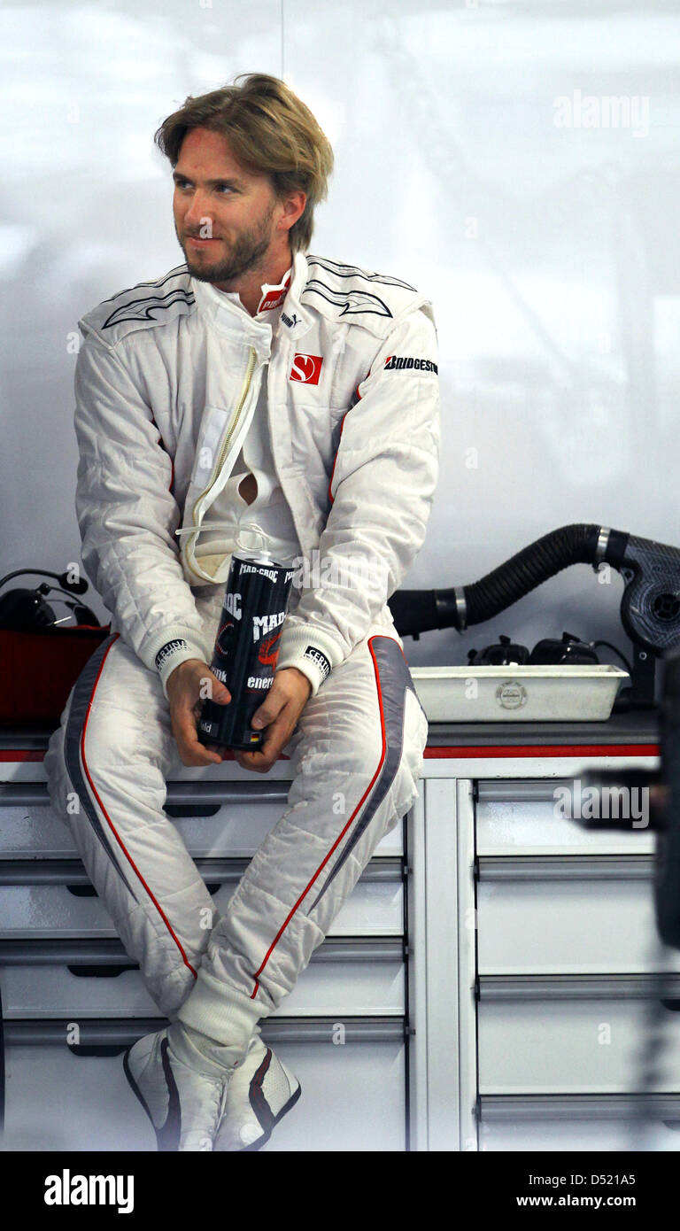 Pilote de Formule 1 Allemand Nick Heidfeld de l'équipe Sauber est assis sur un banc dans le pit peu avant l'annonce d'annulation concernant la qualification pour le Grand Prix du Japon au Circuit Suzuka à Suzuka, Japon, 09 octobre 2010. L'habitation admissible a été annulé en raison de fortes pluies. 2010 Le Grand Prix du Japon de Formule Un est tenue le 10 octobre. Photo : Jens Buettner Banque D'Images