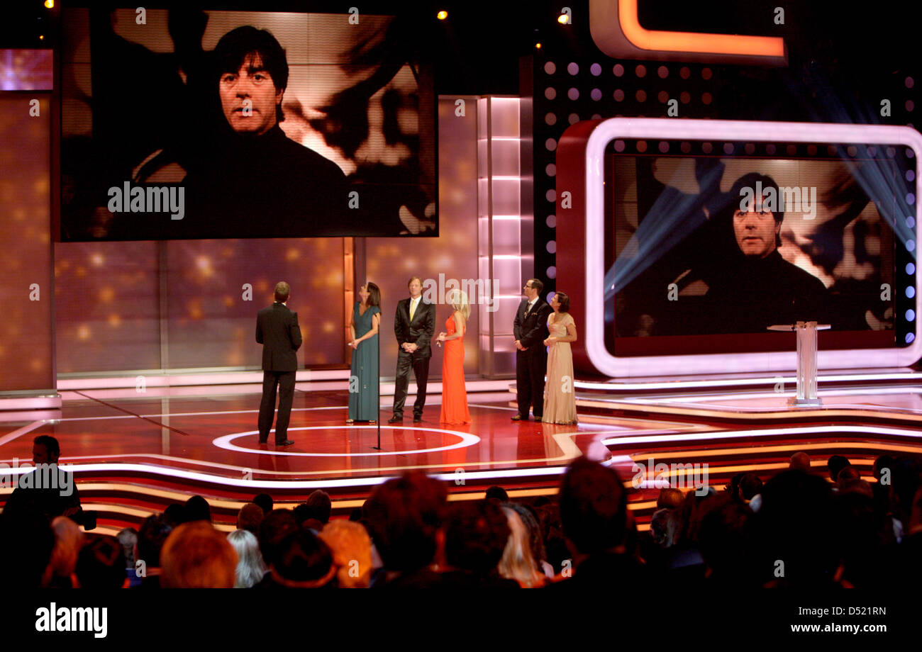 Entraîneur de l'équipe nationale de football allemand, Joachim Loew (moniteur), a bientôt au sujet de gagner la catégorie 'Honorable award des fondateurs' pour l'équipe nationale de soccer à la cérémonie de remise des prix de la télévision allemande à Cologne, Allemagne, 09 octobre 2010. Le prix sera remis dans sa 12e année. Photo : Rolf Vennenbernd / ATTENTION : EMBARGO SUR LES CONDITIONS. Les NOMS DE LA SENTENCE Banque D'Images