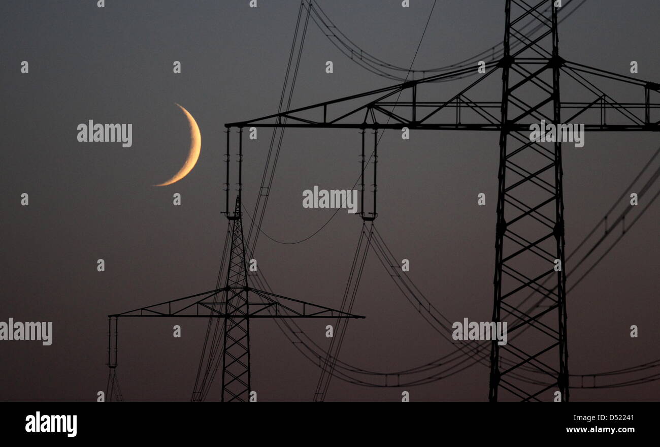 Wolkenlosen Am Himmel steht am Sonntag (10.10.2010) bei Marktoberdorf (Schwaben) die Sichel des Mondes hinter Starkstrommasten. Auch in den kommenden Tagen kann laut Wettervorhersage dans Nebelfeldern von Bayern nach Résolution mit viel Sonnenschein gerechnet werden.Foto : Karl-Josef Opim dpa/lby Banque D'Images