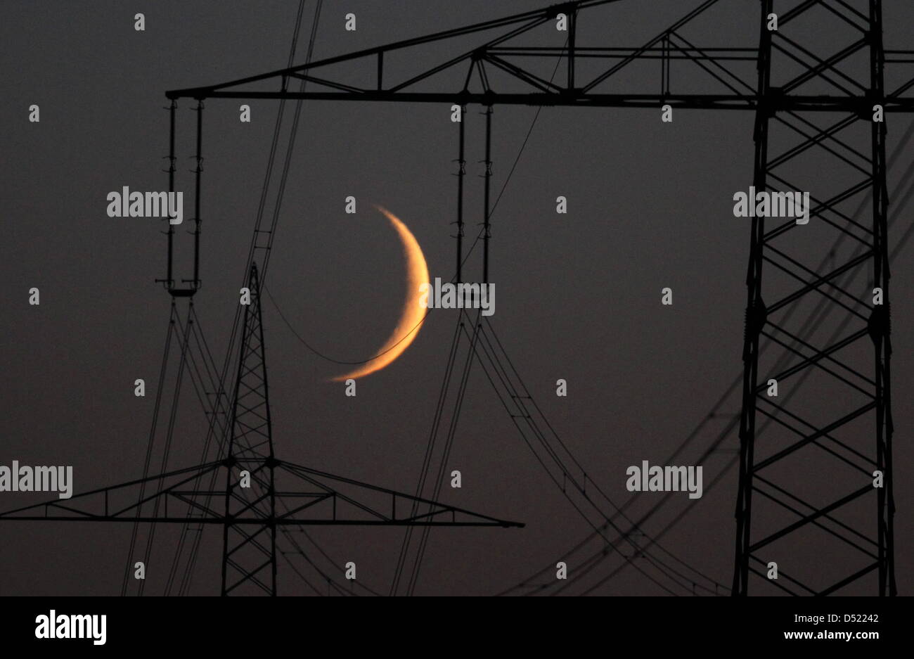 Wolkenlosen Am Himmel steht am Sonntag (10.10.2010) bei Marktoberdorf (Schwaben) die Sichel des Mondes hinter Starkstrommasten. Auch in den kommenden Tagen kann laut Wettervorhersage dans Nebelfeldern von Bayern nach Résolution mit viel Sonnenschein gerechnet werden.Foto : Karl-Josef Opim dpa/lby Banque D'Images