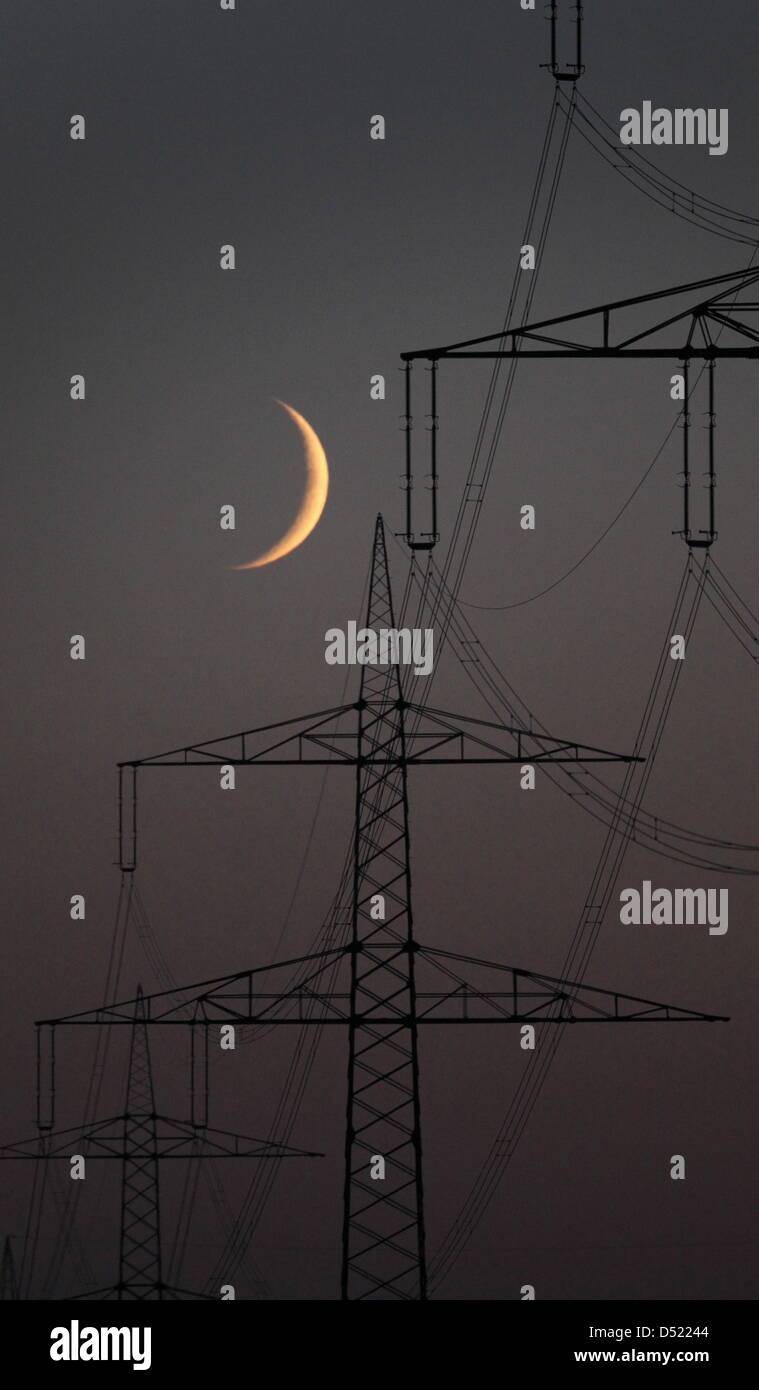 Wolkenlosen Am Himmel steht am Sonntag (10.10.2010) bei Marktoberdorf (Schwaben) die Sichel des Mondes hinter Starkstrommasten. Auch in den kommenden Tagen kann laut Wettervorhersage dans Nebelfeldern von Bayern nach Résolution mit viel Sonnenschein gerechnet werden.Foto : Karl-Josef Opim dpa/lby Banque D'Images