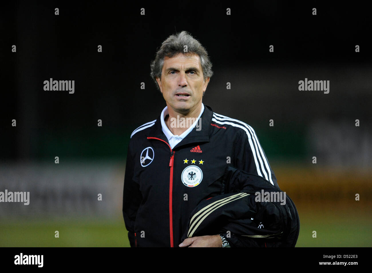 L'entraîneur-chef de l'Allemagne Rainer Andrion traverse le terrain avant les match de football des moins de 21 ans l'Allemagne contre l'Ukraine dans l'Sports Park à Unterhaching, Allemagne, 11 octobre 2010. L'équipe allemande a gagné 2-1. Photo : Andreas Gebert Banque D'Images