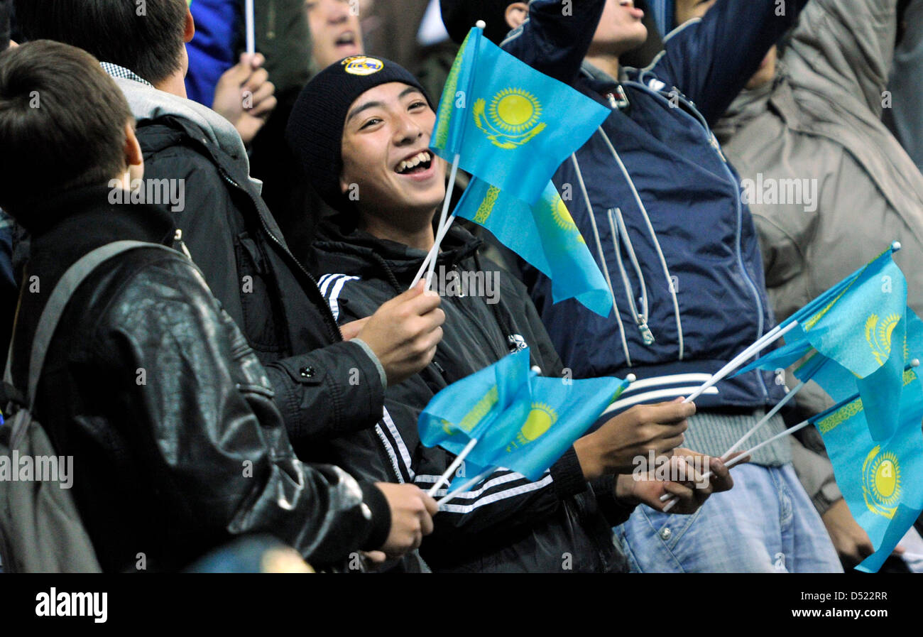 Fußball EM-Qualifikation Gruppe A : Kazakhstan - Deutschland am Freitag (12.10.2010) in der Astana Arena à Astana (Kazakhstan). Kasachische Fans feiern auf der Tribüne. Die Partie endete 0:3. Foto : Marius Becker dpa Banque D'Images