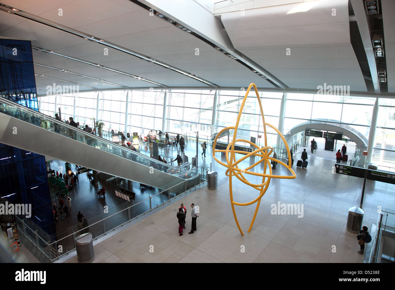 L'intérieur du Terminal 2 de l'aéroport de Dublin Banque D'Images