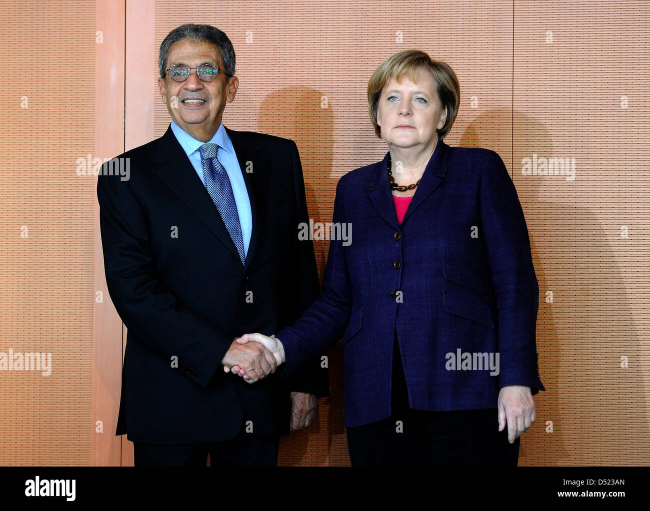 La chancelière allemande Angela Merkel pose avec le Secrétaire général de la Ligue des États arabes, Amr Moussa, à la chancellerie à Berlin, Allemagne, 14 octobre 2010. Photo : OLIVER LANG Banque D'Images