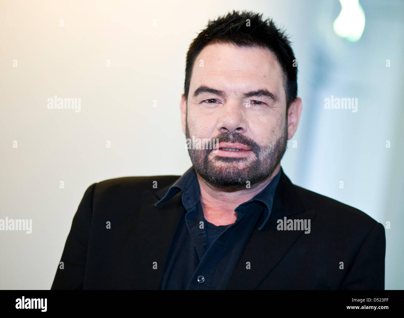 Marian Gold, chanteur du groupe de synthpop Alphaville, pose à Berlin, Allemagne, 14 octobre 2010. Le nouvel album de la bande 'Catching rays on Giant' est d'être libéré le 29 novembre 2010. Photo : Britta Pedersen Banque D'Images