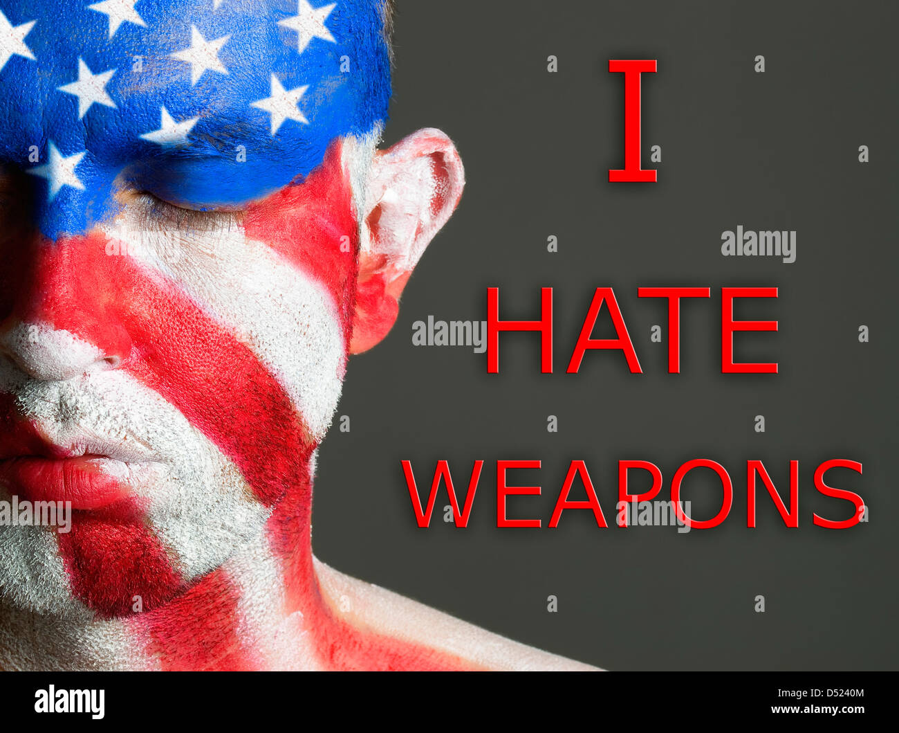 L'homme avec son visage peint avec le pavillon de l'USA et le texte "Je déteste les armes". L'homme a les yeux fermés. Banque D'Images