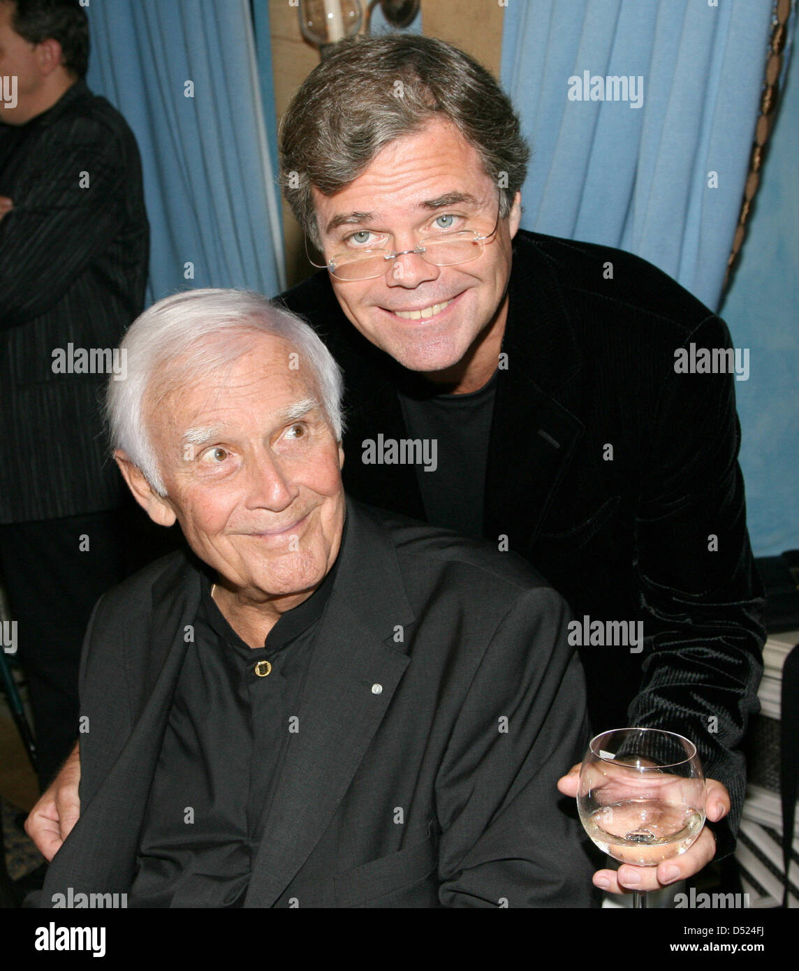 (Afp) un fichier photo datée du 09 octobre 2006 de Thomas Fuchsberger (R) sourire avec son père, la légende de l'écran allemand Joachim Fuchsberger 'Blacky' (L), à Munich, en Allemagne. Thomas Fuchsberger, fils de la légende de l'écran 'Joachim Fuchsberger Blacky', a été retrouvé mort dans une rivière de Kulmbach le 15 octobre 2010. L'hypothèse d'un accident de la police dire non point des conseils sur des facteurs externes." Photo : UR Banque D'Images