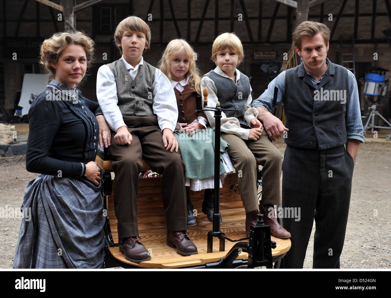 Ken Duken acteurs allemands que Carl Benz (R) et Felicitas Woll comme Bertha Benz (L) avec enfants (L-R) Jonas Krstic que Eugen Benz, Julia Brendt comme Klara Benz et Eric Wuest comme Richard Benz poser pendant le tournage de "La télévision allemande Carl & Bertha' dans Neuried-Ichenheim, Allemagne, 15 octobre 2010. Le film est sur l'invention de l'automobile et une grande histoire d'amour. Photo : ROLD HAID Banque D'Images