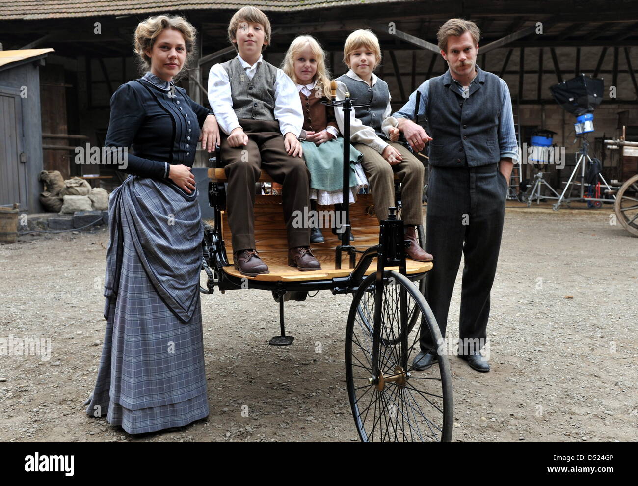 Ken Duken acteurs allemands que Carl Benz (R) et Felicitas Woll comme Bertha Benz (L) avec enfants (L-R) Jonas Krstic que Eugen Benz, Julia Brendt comme Klara Benz et Eric Wuest comme Richard Benz poser pendant le tournage de "La télévision allemande Carl & Bertha' dans Neuried-Ichenheim, Allemagne, 15 octobre 2010. Le film est sur l'invention de l'automobile et une grande histoire d'amour. Photo : ROLD HAID Banque D'Images