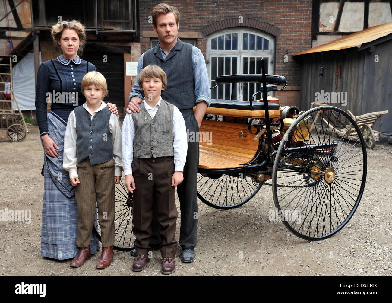 Ken Duken acteurs allemands que Carl Benz (R) et Felicitas Woll comme Bertha Benz (L) posent avec les enfants Jonas Krstic que Eugen Benz (2-R) et Eric Wuest comme Richard Benz (2-L) pendant le tournage de "La télévision allemande Carl & Bertha' dans Neuried-Ichenheim, Allemagne, 15 octobre 2010. Le film est sur l'invention de l'automobile et une grande histoire d'amour. Photo : ROLF HAID Banque D'Images