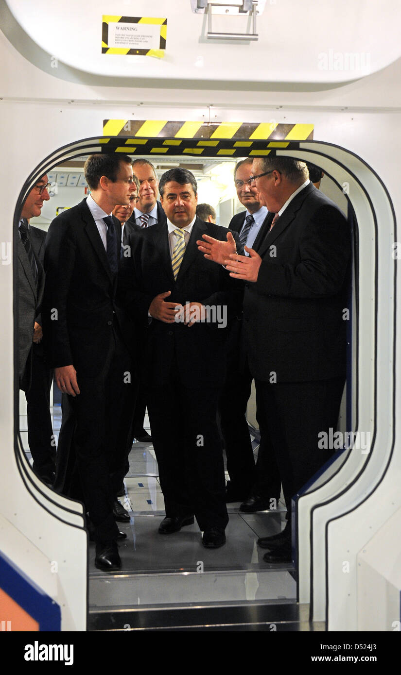 Sigmar Gabriel (C), président des sociaux-démocrates (SPD), visites European Aeronautic Defence and Space Company (EADS) Astrium à Brême, Allemagne, 15 octobre 2010. Photo : INGO WAGNER Banque D'Images