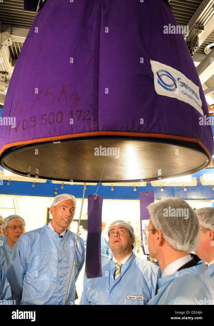 Sigmar Gabriel (C), président des sociaux-démocrates (SPD), le ministre de l'économie de l'état de Brême Martin Guenthner (2-R, SPD) et député de Carsten Sieling (L, SPD) examiner le moteur de l'étage supérieur de la fusée Ariane 5 au cours d'une visite à la société aérospatiale EADS Astrium à Brême, Allemagne, 15 octobre 2010. Photo : INGO WAGNER Banque D'Images