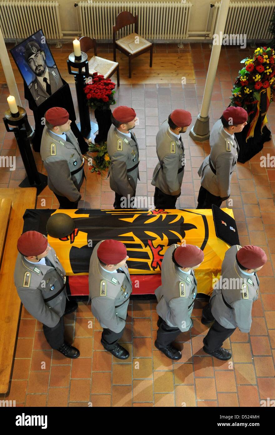 Bundeswehr (parachutistes) militaire français de rendre hommage à l'enterrement survice de sergent Florian Pauli à l'église Saint Lamberti dans Apensen, Allemagne, 15 octobre 2010. Le 26-year-old German paratrooper a été tué par un kamikaze est explosif de l'Afghanistan dans la province de Baghlan, le 8 octobre 2010. Photo : MAURIZIO GAMBARINI Banque D'Images