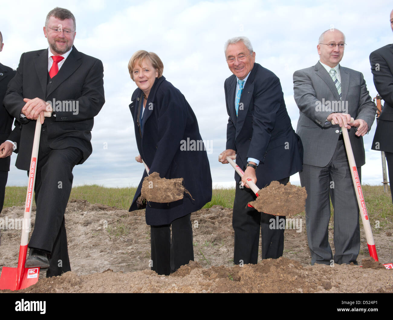 (L à R) le maire de Grimmen Benno Ruester, la chancelière allemande Angela Merkel, PDG d'IBC SOLAR Udo Moehrstedt et commissaire du comté de North Western Pomerania Ralf Drescher faire les premières réductions de la cosse d'un hectare 19-grand parc solaire sur le site d'une ancienne décharge d'argile en Grimmen, Allemagne, 15 octobre 2010. Les 20 millions d'euros parc solaire sera lancé par IBC SOLAR ans est censé gener Banque D'Images