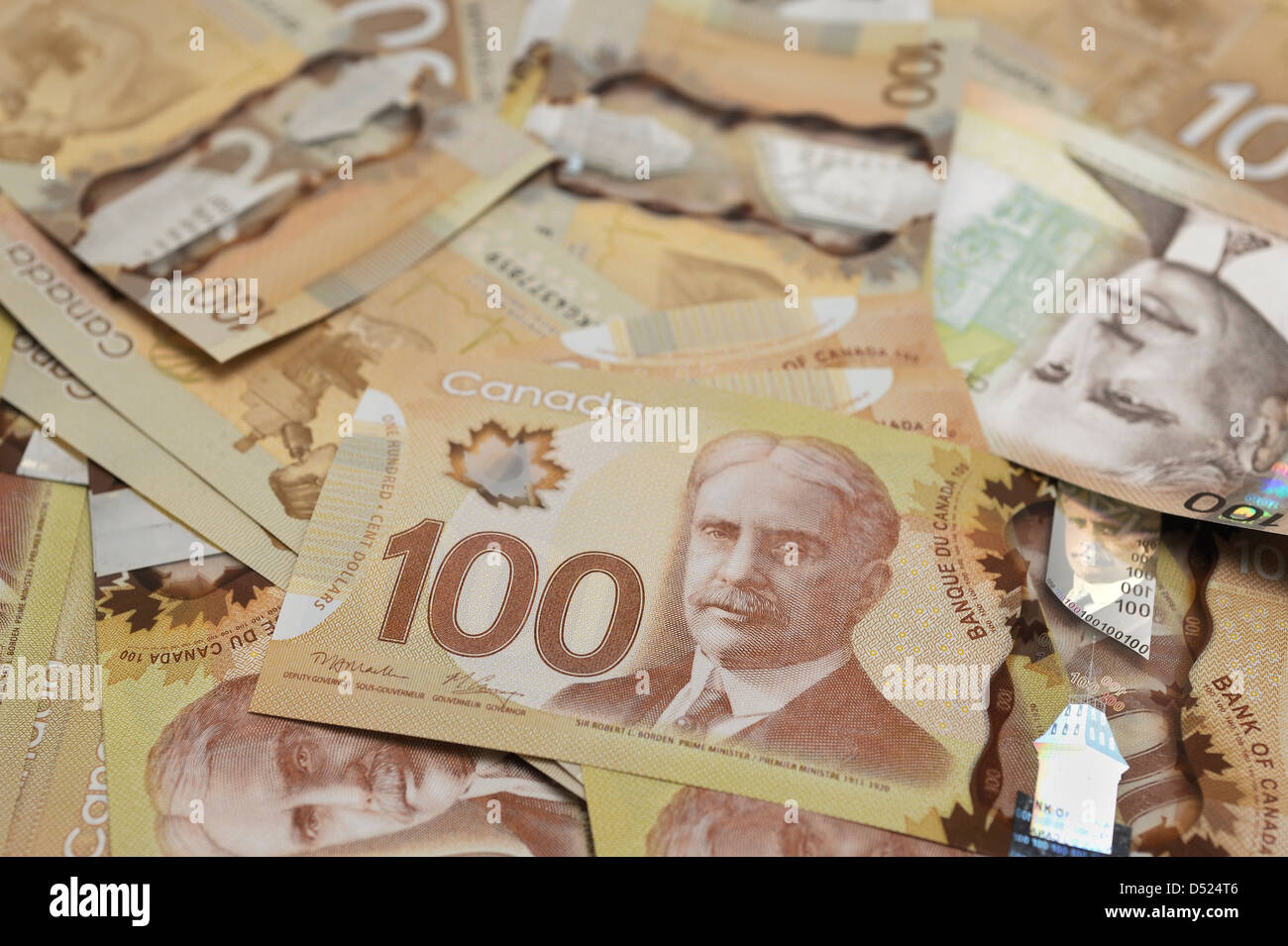 Tas de plastique canadienne one hundred dollar bills. Banque D'Images
