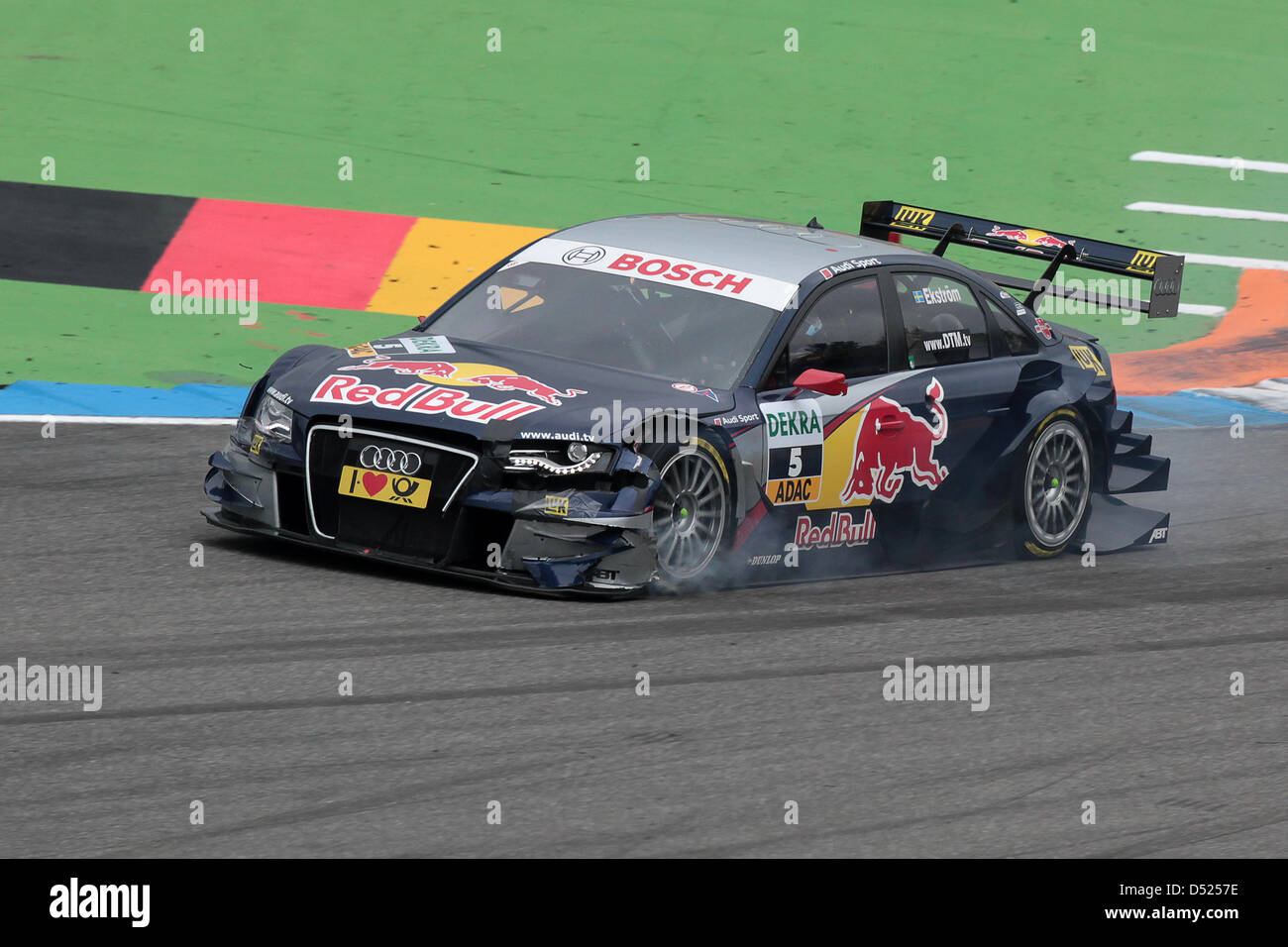 Suédois Mattias Ekstroem courses avec son Audi Sport Team Abt au cours de la 9e course de la Masters allemand de voitures de tourisme (DTM) à l circuit de Hockenheim à Hockenheim, Allemagne, 17 octobre 2010. Ekstroem a dû prendre sa retraite après un crash. Photo : Fredrik von Erichsen Banque D'Images