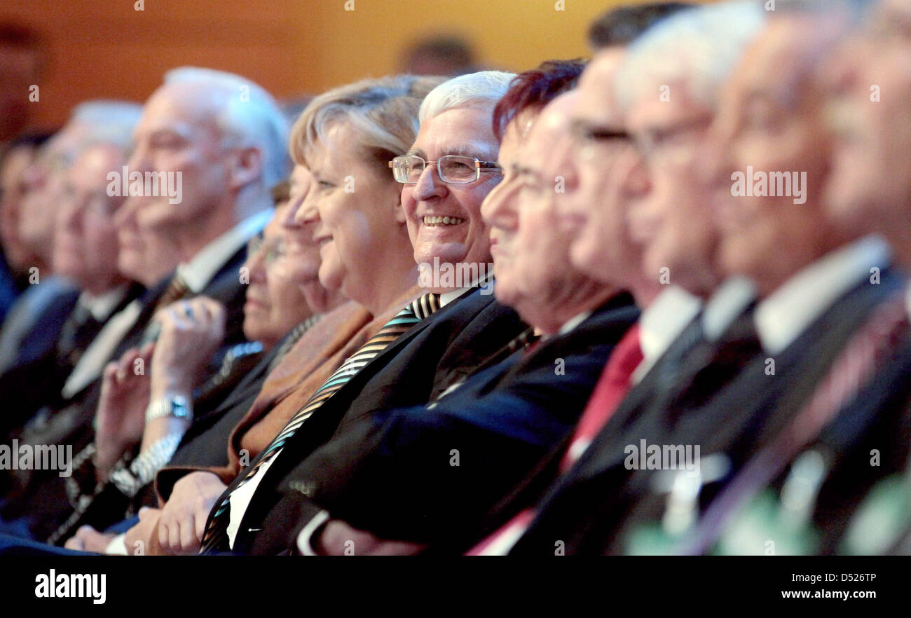 La chancelière allemande Angela Merkel (C-L) et président de la Fédération allemande de football (DFB), Theo Zwanziger sourire pendant la DFB-Bundestag à Essen, Allemagne, 21 octobre 2010. Le 40e Bundestag-DFB organise une réunion de deux jours à Essen. Photo : FRIEDMANN VOGEL Banque D'Images