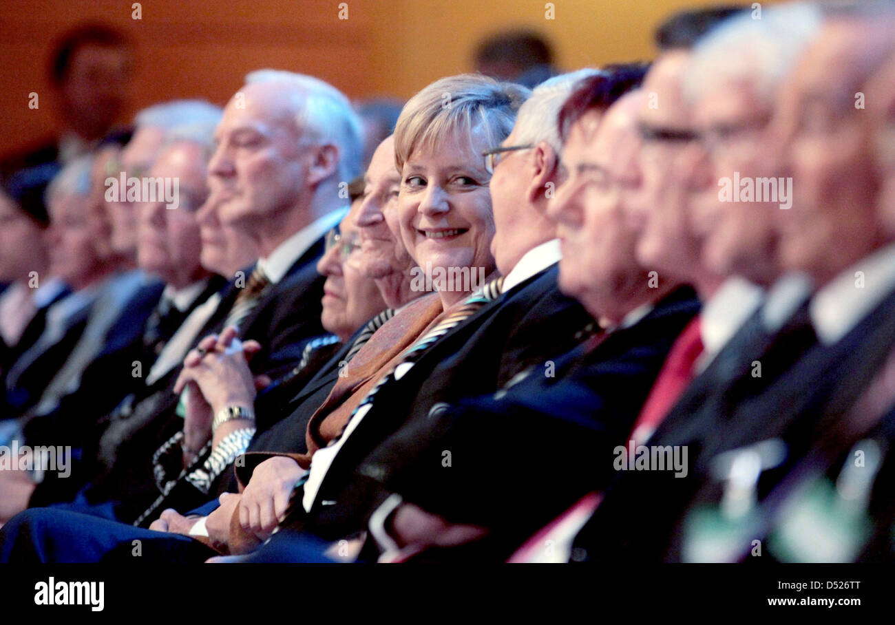 La chancelière allemande Angela Merkel (C) sourit pendant le Bundestag de la Fédération allemande de football (DFB) à Essen, Allemagne, 21 octobre 2010. Le 40e Bundestag-DFB organise une réunion de deux jours à Essen. Photo : Friedmann Vogel Banque D'Images