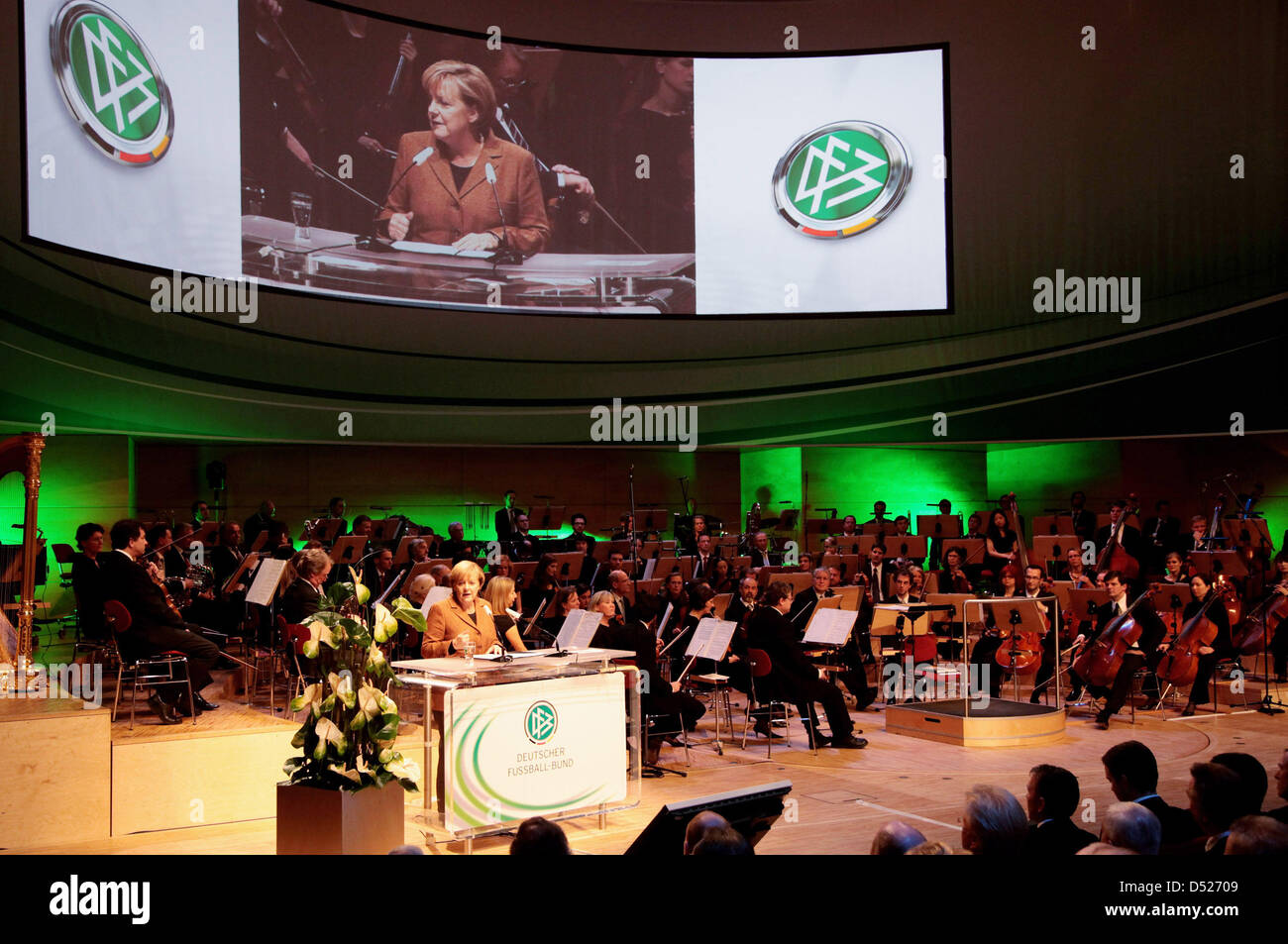 La chancelière allemande Angela Merkel prononce un discours à la convention générale de l'Association allemande de football (DFB) à Essen, Allemagne, 21 octobre 2010. Photo : Friedemann Vogel/Bongarts/Getty Images Banque D'Images