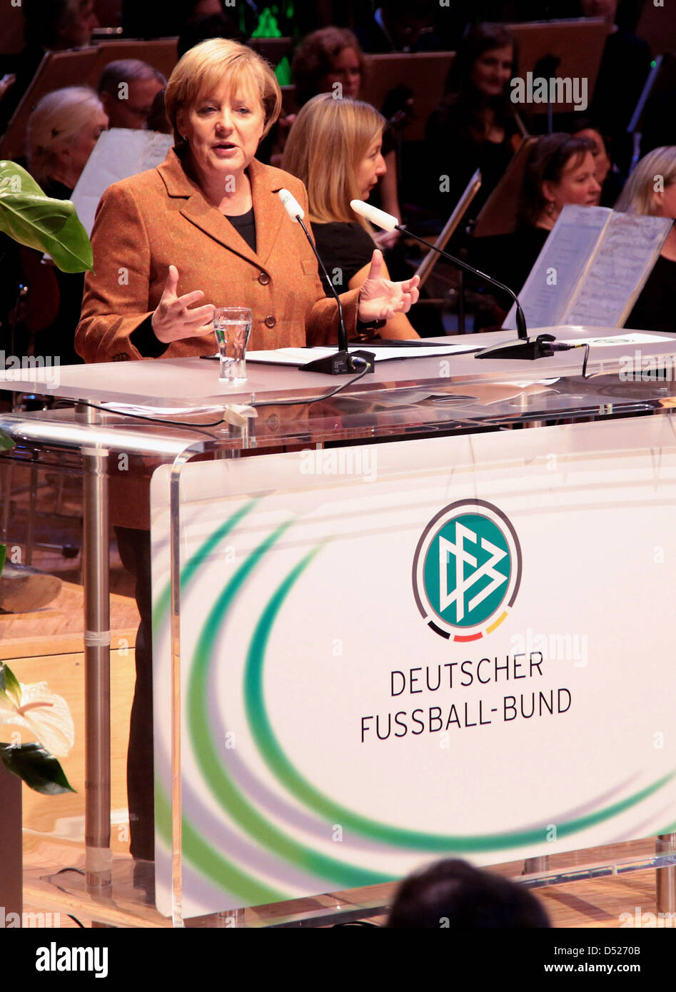 La chancelière allemande Angela Merkel prononce un discours à la convention générale de l'Association allemande de football (DFB) à Essen, Allemagne, 21 octobre 2010. Photo : Friedemann Vogel/Bongarts/Getty Images Banque D'Images