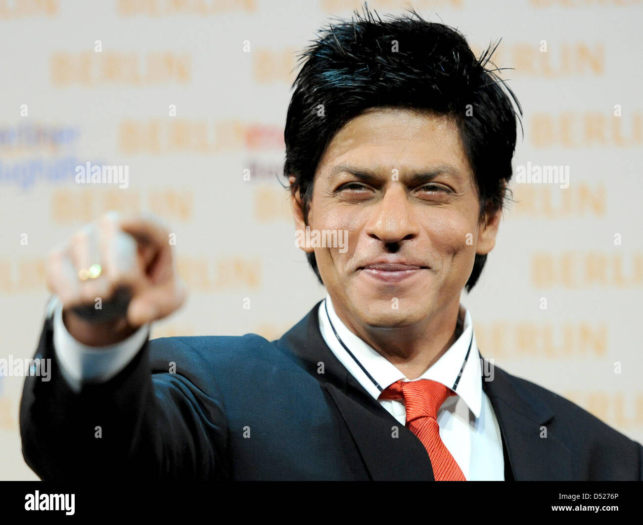 Acteur indien Shahrukh Khan assiste à la conférence de presse sur son film 'Don 2' à Berlin, Allemagne, 22 octobre 2010. Le film tourné dans la capitale allemande est d'être dans les salles allemandes fin 2011. Photo : BRITTA PEDERSEN Banque D'Images