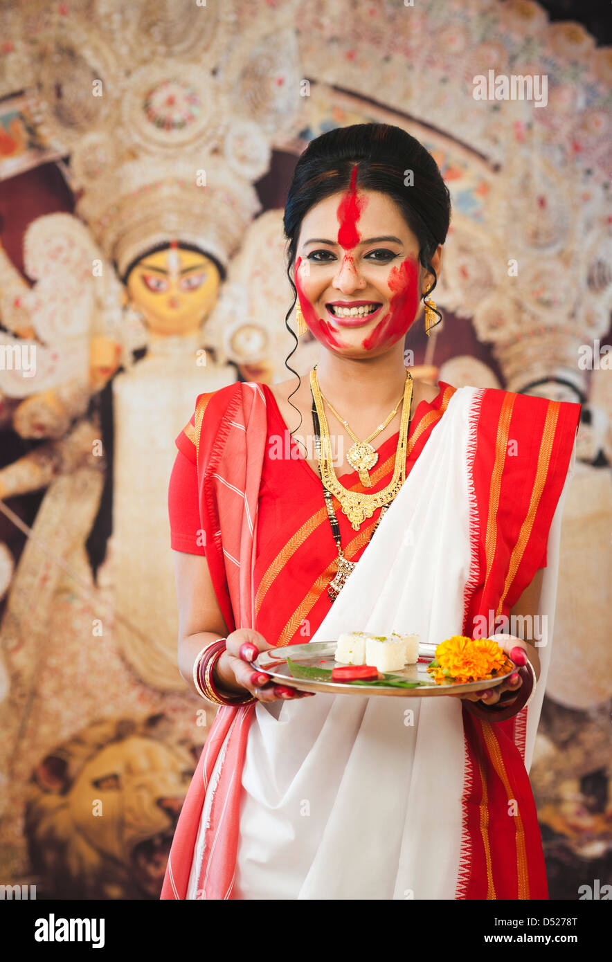 Femme tenant une puja Bengali thali à Durga Puja Banque D'Images