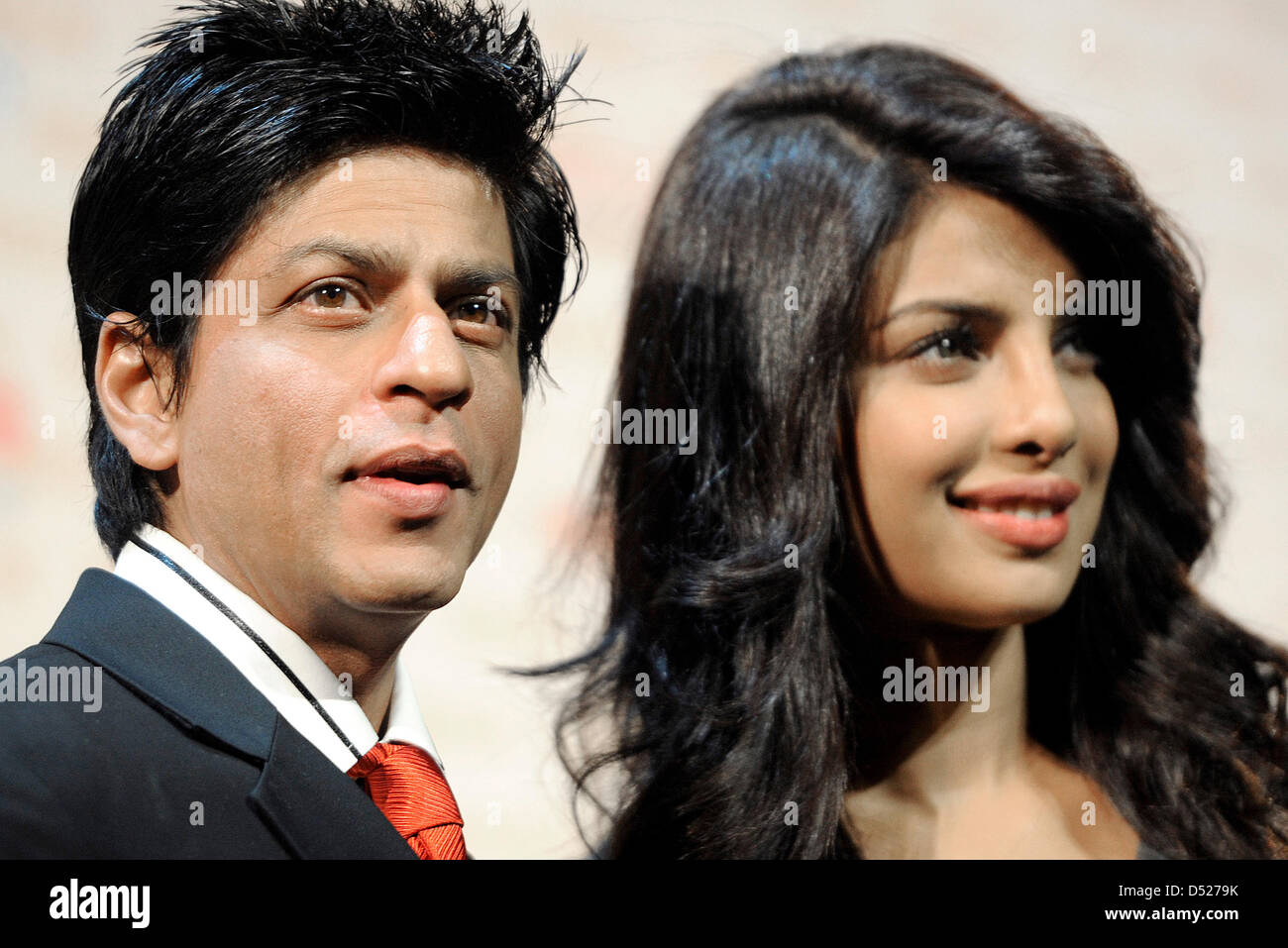 L'acteur indien Shahrukh Khan et l'actrice indienne Priyanka Chopra se tenir sur scène lors d'une conférence de presse au lieu d'événements au Friedrichstadtpalast de Berlin, Allemagne, 22 octobre 2010. La bollywood stars présentent leur nouveau film sur "2" qui va frapper les salles allemandes à la fin de 2011. Des scènes du film sont tournées à Berlin jusqu'à la fin de novembre. Photo : Marius Becker Banque D'Images