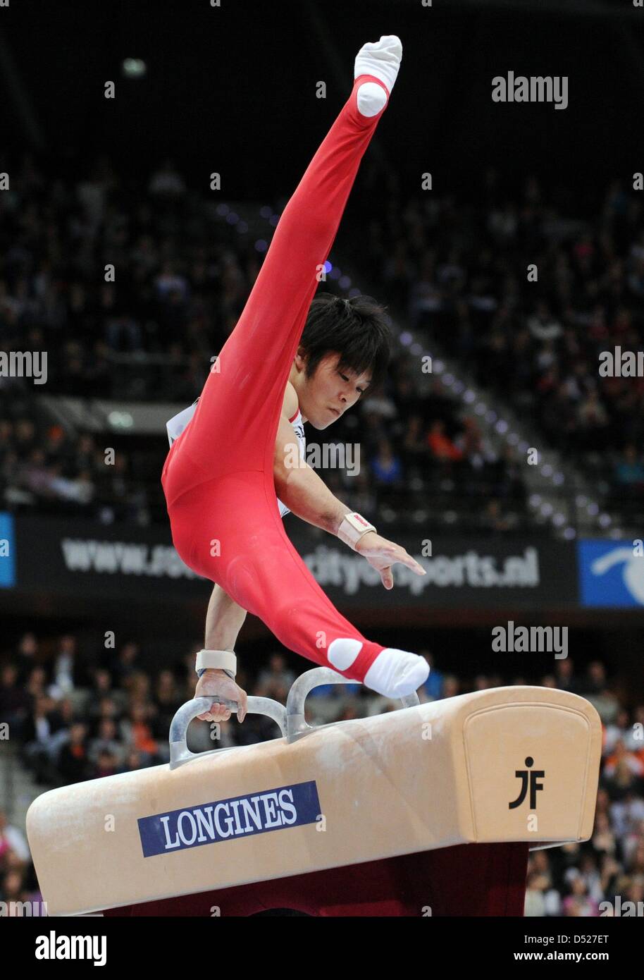 Gymnaste japonais Kohei Uchimura présente ses compétences à un cheval de saut lors de la finale de la Men's all-round du Championnat du Monde de Gymnastique artistique à Rotterdam, Pays-Bas, 22 octobre 2010. Uchimura est devenu Champion du Monde. Photo : Marijan Murat Banque D'Images