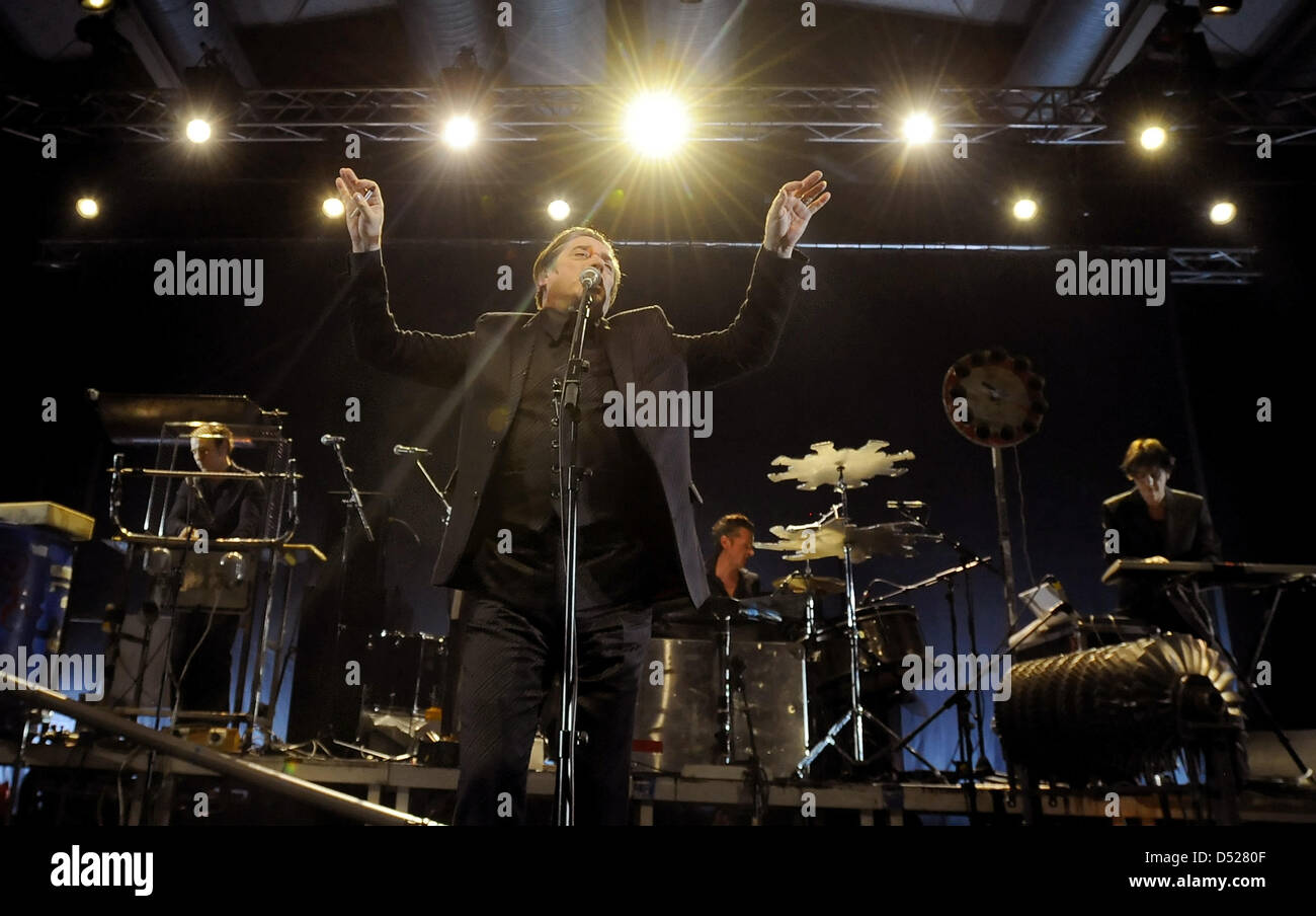 Blixa Bargeld chanteur du groupe punkrock allemand Einstuerzende Neubauten se tient sur la scène du C-Halle de spectacle à Berlin, Allemagne, 23 octobre 2010. Le groupe célèbre son 30e anniversaire. Photo : Britta Pedersen Banque D'Images