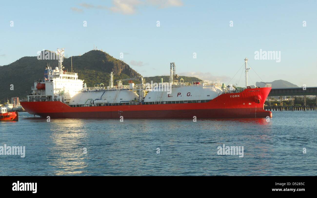 Un document non daté photo fournie par la compagnie maritime présente le navire gaz New York. Les pirates ont saisi le navire de fret qui navigue sous un capitaine allemand au large de la côte du Kenya. Le commandant de bord a communiqué avec la société de gestion en Grèce près de 24 heures après la capture a eu lieu. "L'équipage est bien, il n'est pas de plus je peux dire maintenant' a été le téléphone déclaration à dpa Deutsche Press Banque D'Images