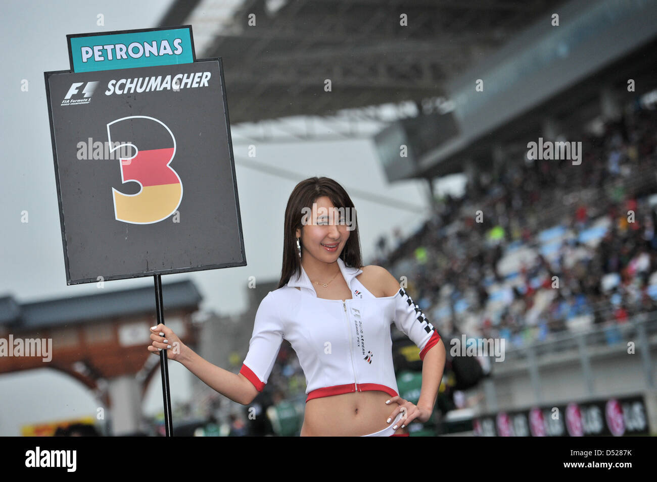 La fille de grille de pilote allemand Michael Schumacher de Mercedes GP contient jusqu'Schumacher's location numéro 3 pendant le Grand Prix de Corée sur le Circuit International en Corée Yeongam, Corée du Sud, 24 octobre 2010. Ferrari de Fernando Alonso a remporté la première course de Formule 1 en Corée du Sud. Photo : David Ebener Banque D'Images