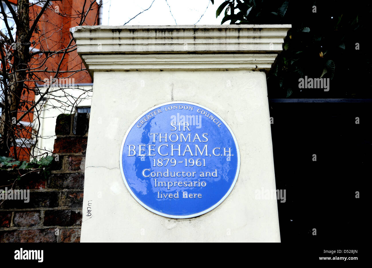 Blue plaque pour commémorer sir Thomas Beecham le musicien et chef d'orchestre qui a vécu à St John's Wood London Banque D'Images