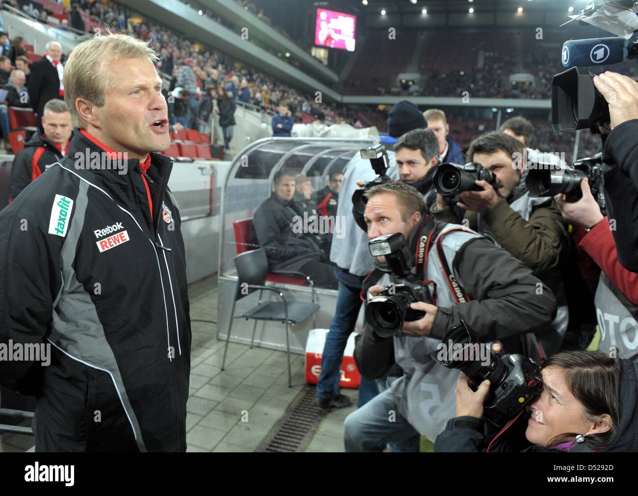 Cologne, l'entraîneur-chef Frank Schaefer (L) est entouré par les photographes avant le début de DFB matchg vs FC Cologne Munich 1860 dans le RhineEnergyStadium à Cologne, Allemagne, 26 octobre 2010. Photo : Federico Gambarini Banque D'Images