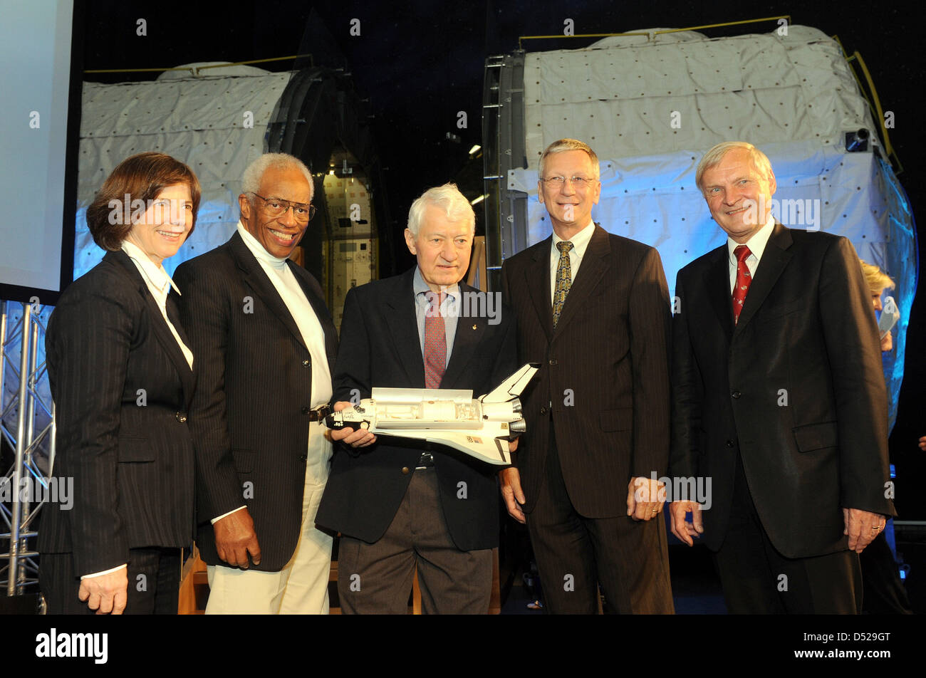 (R) : L'ancien Spacelab D1 les astronautes Bonnie J. Dunbar, Guion S. Bluford, commandant Henry W. Jr., Ernst Messerschmid Hartsfield et Steven R. Nagel posent pour une photo au centre d'EADS Astrium à Brême, Allemagne, le 27 octobre 2010. La D1-Mission, le premier vaisseau spatial, la mission allemande fête ses 25 ans. Photo : INGO WAGNER Banque D'Images
