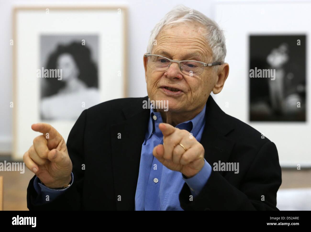 US photographe Steve Schapiro parle lors d'une conférence de presse sur son exposition 'Steve Schapiro, hier et aujourd'hui, une rétrospective", qui est actuellement mis en place à la Kunsthalle à Rostock, Allemagne, 22 mars 2013. Schapiro est considéré comme l'un des meilleurs et des plus célèbres photographes dans le monde et Kunsthalle Rostock présente 150 de ses œuvres à partir du 23 mars 2013. Photo : BERND WUESTNECK Banque D'Images