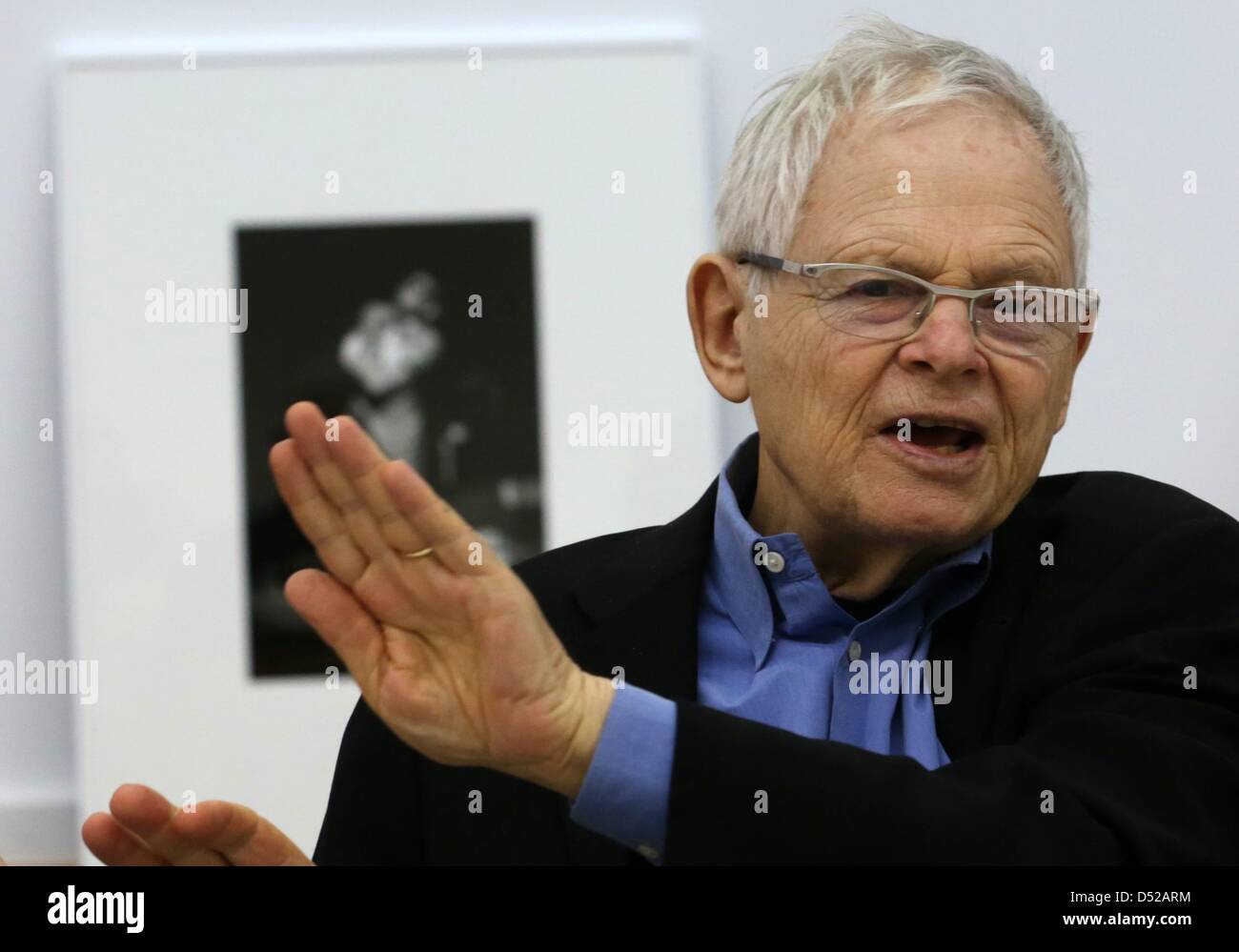 US photographe Steve Schapiro parle lors d'une conférence de presse sur son exposition 'Steve Schapiro, hier et aujourd'hui, une rétrospective", qui est actuellement mis en place à la Kunsthalle à Rostock, Allemagne, 22 mars 2013. Schapiro est considéré comme l'un des meilleurs et des plus célèbres photographes dans le monde et Kunsthalle Rostock présente 150 de ses œuvres à partir du 23 mars 2013. Photo : BERND WUESTNECK Banque D'Images