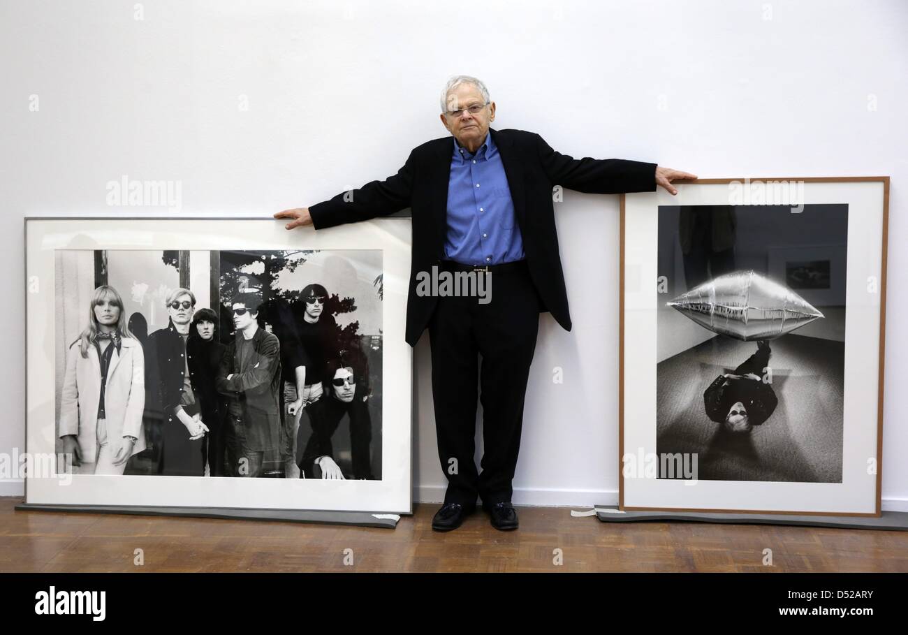 US photographe Steve Schapiro pose au cours d'une conférence de presse sur son exposition 'Steve Schapiro, hier et aujourd'hui, une rétrospective", qui est actuellement mis en place à la Kunsthalle à Rostock, Allemagne, 22 mars 2013. Schapiro est considéré comme l'un des meilleurs et des plus célèbres photographes dans le monde et Kunsthalle Rostock présente 150 de ses œuvres à partir du 23 mars 2013. Photo : BERND WUESTNECK Banque D'Images