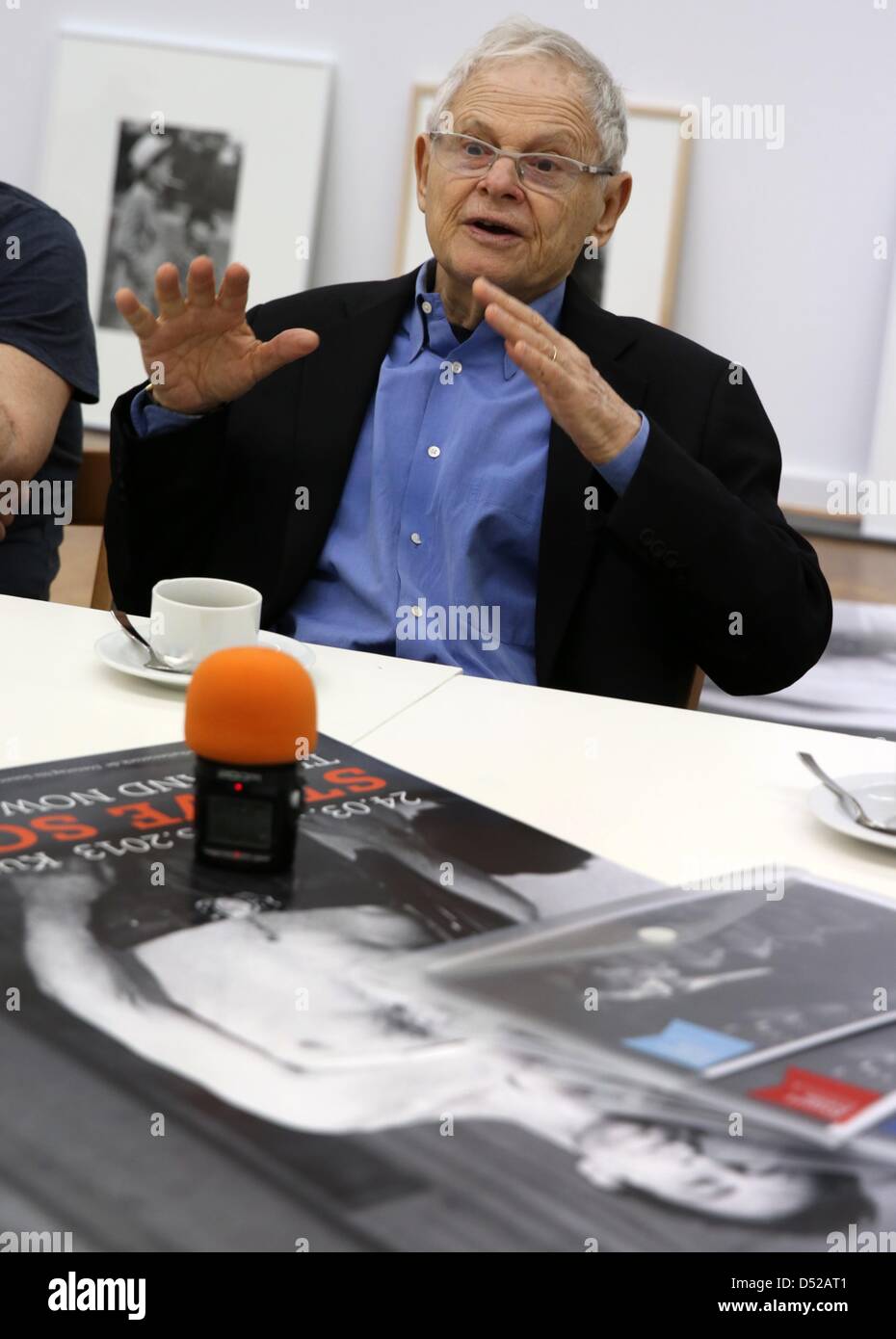 US photographe Steve Schapiro parle lors d'une conférence de presse sur son exposition 'Steve Schapiro, hier et aujourd'hui, une rétrospective", qui est actuellement mis en place à la Kunsthalle à Rostock, Allemagne, 22 mars 2013. Schapiro est considéré comme l'un des meilleurs et des plus célèbres photographes dans le monde et Kunsthalle Rostock présente 150 de ses œuvres à partir du 23 mars 2013. Photo : BERND WUESTNECK Banque D'Images