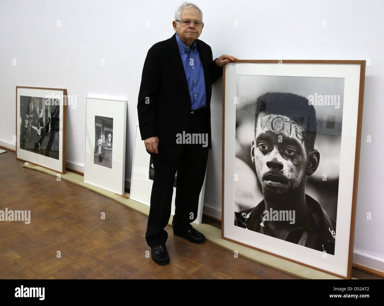 US photographe Steve Schapiro pose au cours d'une conférence de presse sur son exposition 'Steve Schapiro, hier et aujourd'hui, une rétrospective", qui est actuellement mis en place à la Kunsthalle à Rostock, Allemagne, 22 mars 2013. Schapiro est considéré comme l'un des meilleurs et des plus célèbres photographes dans le monde et Kunsthalle Rostock présente 150 de ses œuvres à partir du 23 mars 2013. Photo : BERND WUESTNECK Banque D'Images