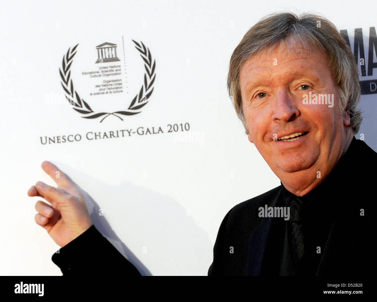 Schulze-Erdel présentateur Werner arrive au Gala de Charité 2010 de l'Unesco qui est tenue à l'hôtel Maritim à Duesseldorf, Allemagne, 30 octobre 2010. Des personnalités de tous horizons ont assisté à l'événement de collecte de dons pour les enfants défavorisés dans le monde entier. Photo : Joerg Carstensen Banque D'Images