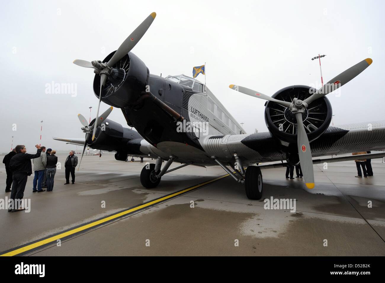 L'avion Junkers Ju 52 de Lufthansa est sur la piste de l'aéroport de Hambourg, Allemagne, 31 octobre 2010. Le 74-year-old 'Grand Madame" de Lufthansa laisse maintenant pour la pause d'hiver. Depuis 1986, le dinosaure volant prend jusqu'à 10 000 personnes nostalgique d'un voyage dans l'air. Photo : Maurizio Gambardini Banque D'Images